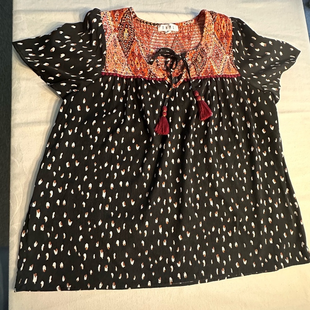 THML Short Sleeve Blouse Black W/White Spots & A Rust Rouched Accent Sz Large - Picture 6 of 8